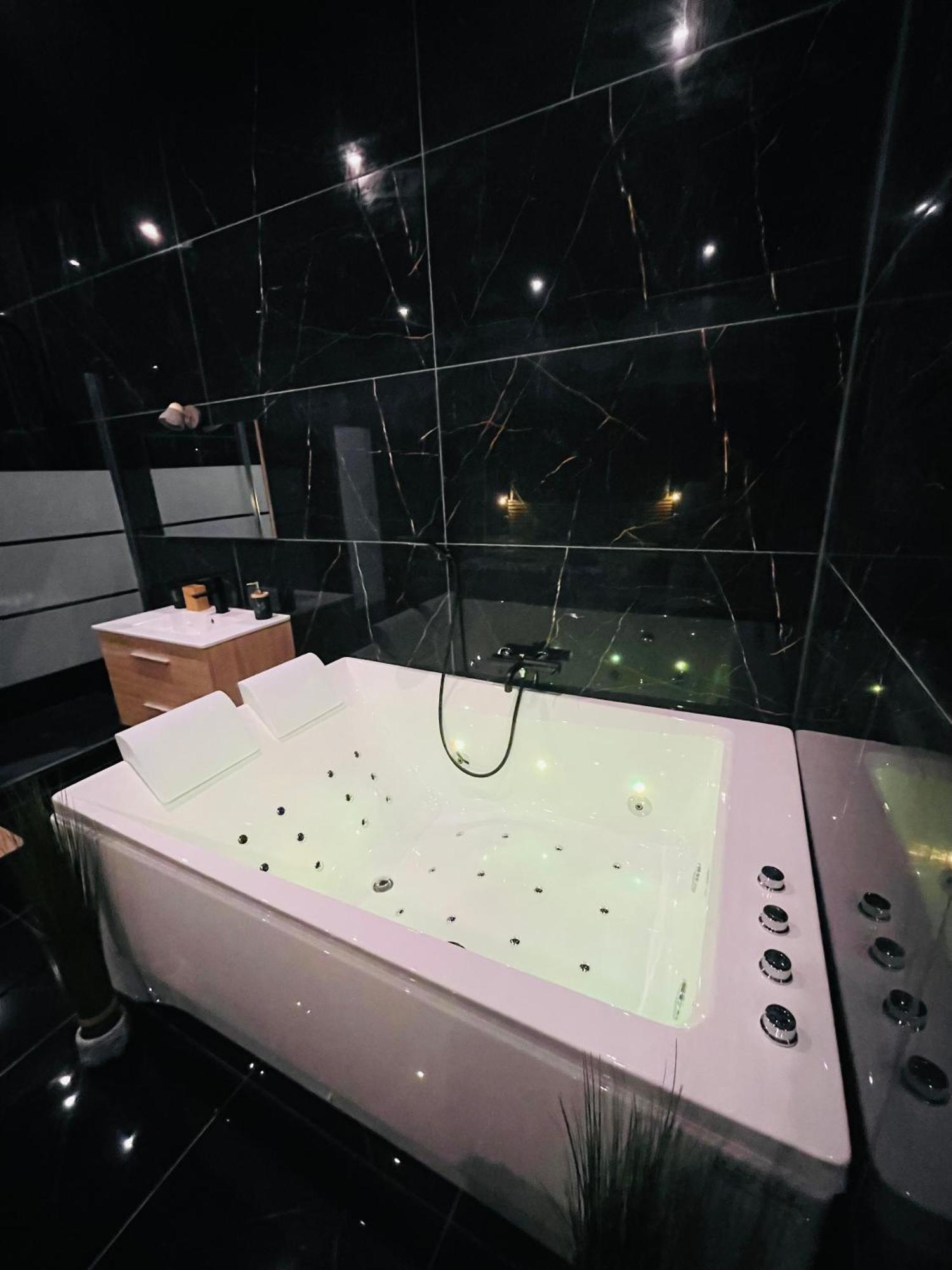 Jungle Love Room De L Hermitage Турнон-сюр-Рон Екстериор снимка