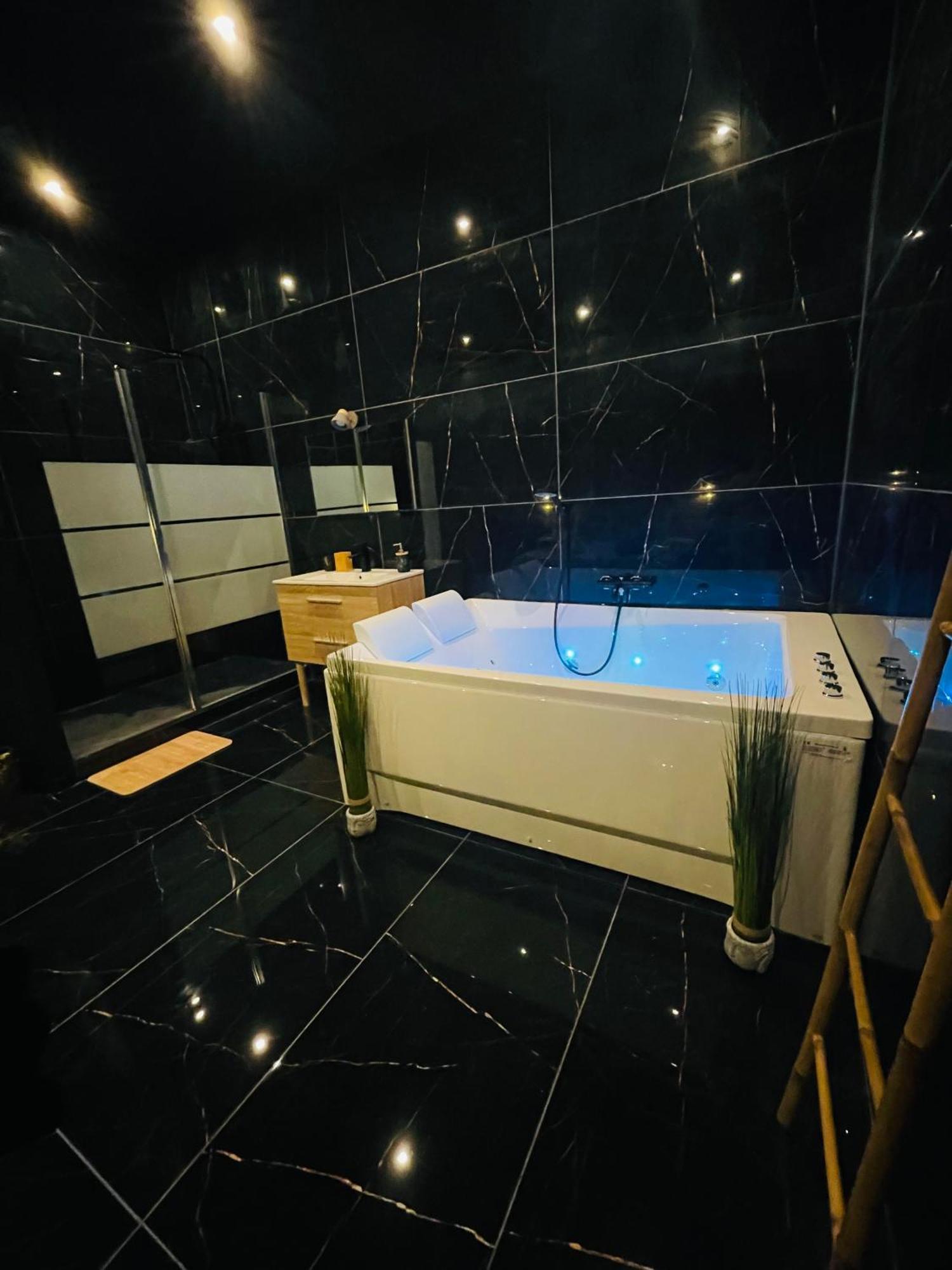 Jungle Love Room De L Hermitage Турнон-сюр-Рон Екстериор снимка